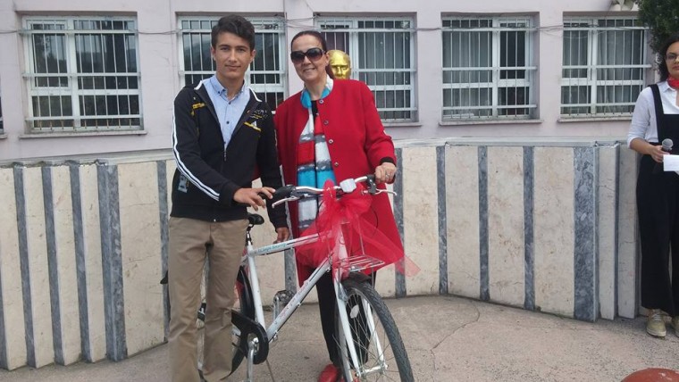 Başkan Güneş'ten Kur'an okuma yarışmasında 1.ci olan öğrenciye Bisiklet