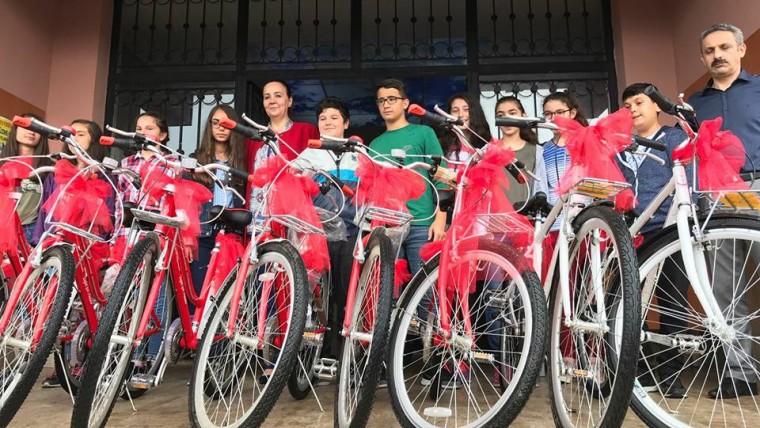 Başkan Güneş'ten başarılı öğrencilere bisiklet.